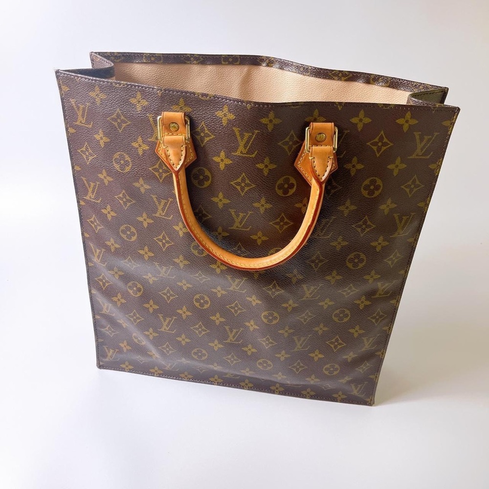 Beautiful and modern Authentic LOUIS VUITTON monogram Sac Plat tote bag